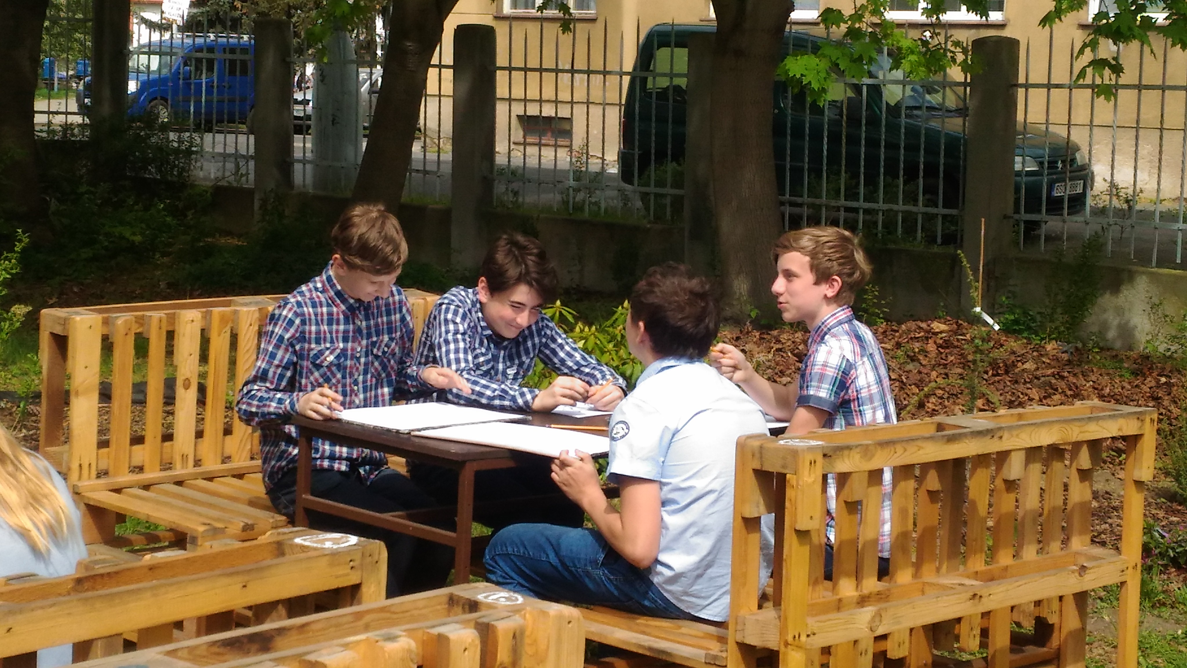 Výuka výtvarné výchovy na zahradě školy