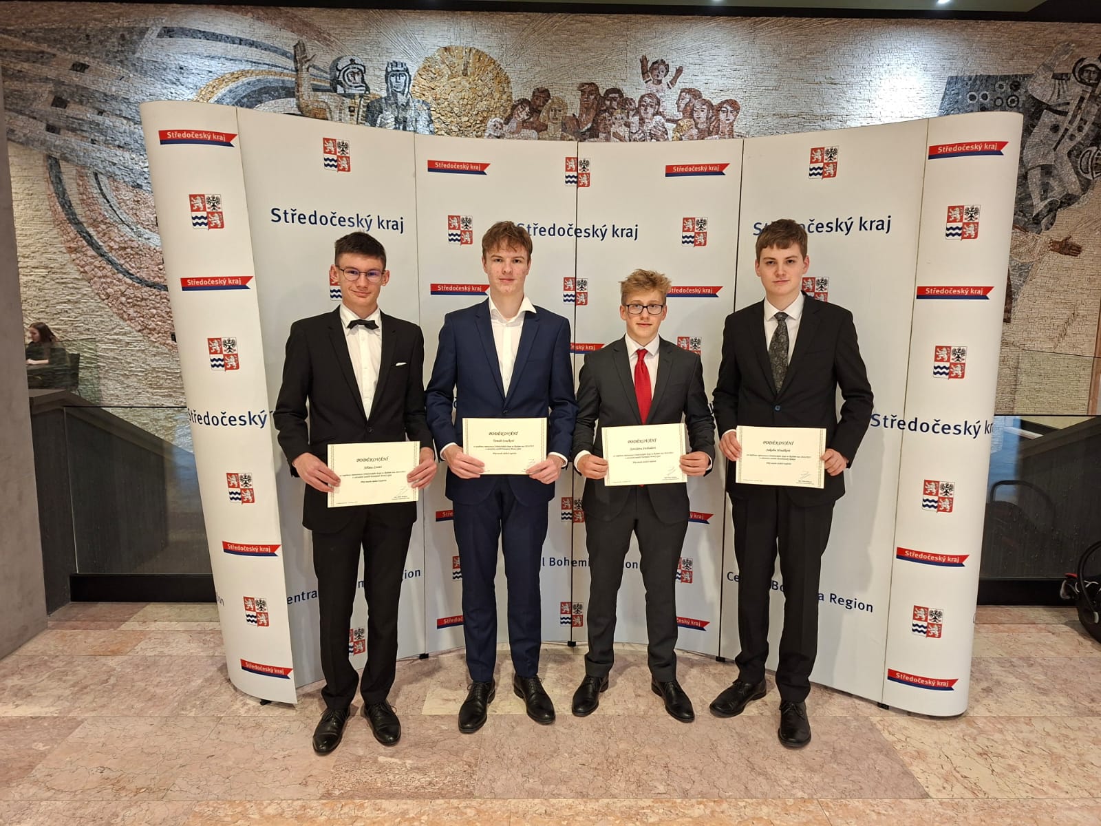 Mezi hvězdami Středočeského kraje za rok 2024/2025: naši studenti bodovali v matematice, financích, šachu i sportu