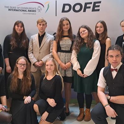 Jsou na úrovni (v DofE)