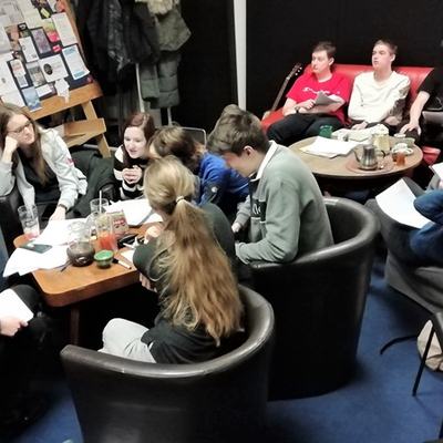Jak nejlépe vychutnat knihu? S přáteli na sofá a opojeni čajovým aroma.
