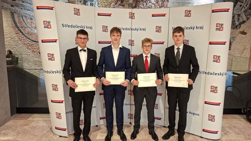 Mezi hvězdami Středočeského kraje za rok 2024/2025: naši studenti bodovali v matematice, financích, šachu i sportu
