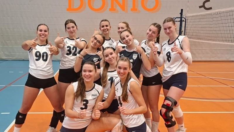Dvakrát mistryně ČR, teď míříme do Číny! 🇨🇿🏐 Pomůžete volejbalovému týmu Dvořákova gymnázia na světový šampionát?